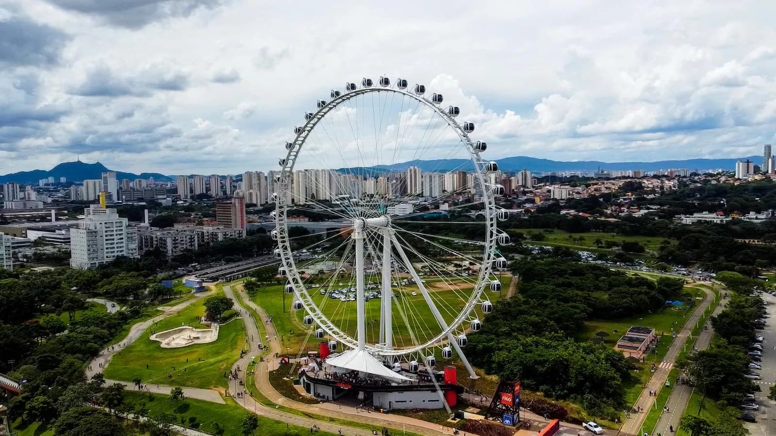 Roda Rico observation wheel overlooking parkland in São Paulo
